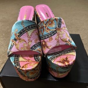 These chunky heels are so cute. BUT the platform on them is thick.